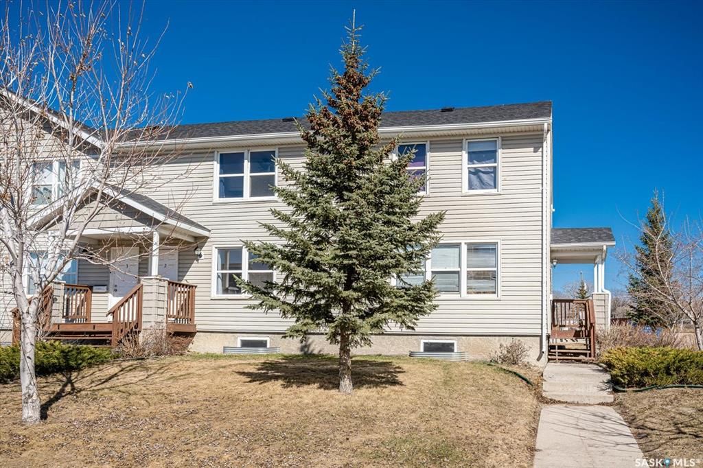 Main Photo: 1 209 Camponi Place in Saskatoon: Fairhaven Residential for sale : MLS®# SK946109