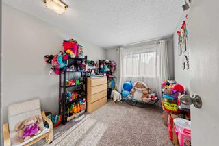 Photo 18: 221 Queenston Heights SE in Calgary: Queensland Row/Townhouse for sale : MLS®# A2125332