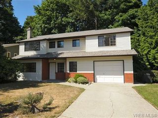 Photo 1: 810 Piedmont Gdns in VICTORIA: SE Cordova Bay House for sale (Saanich East)  : MLS®# 675843