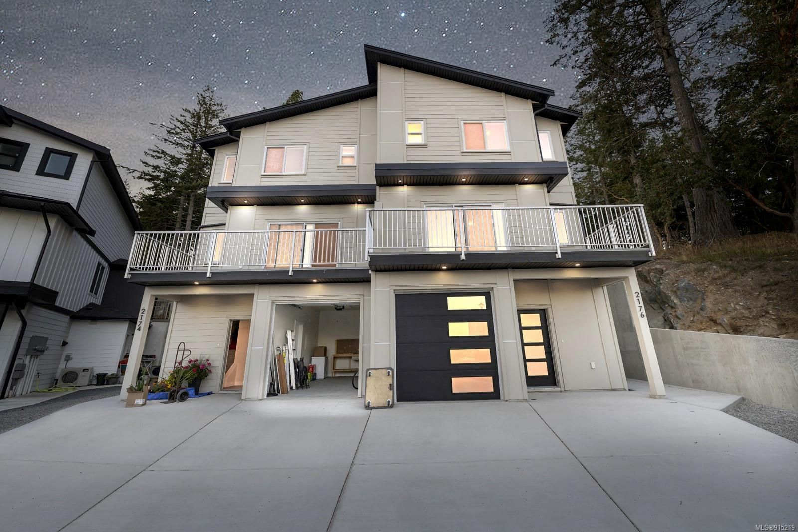 Main Photo: 2176 Mountain Heights Dr in Sooke: Sk Broomhill Half Duplex for sale : MLS®# 915219