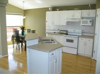 Photo 11: Beautiful 3 BR Lakeview home!