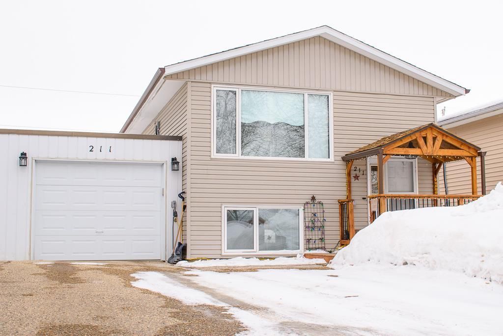 Main Photo: 211 Linden Drive in Winkler: R35 Residential for sale (R35 - South Central Plains)  : MLS®# 202304470