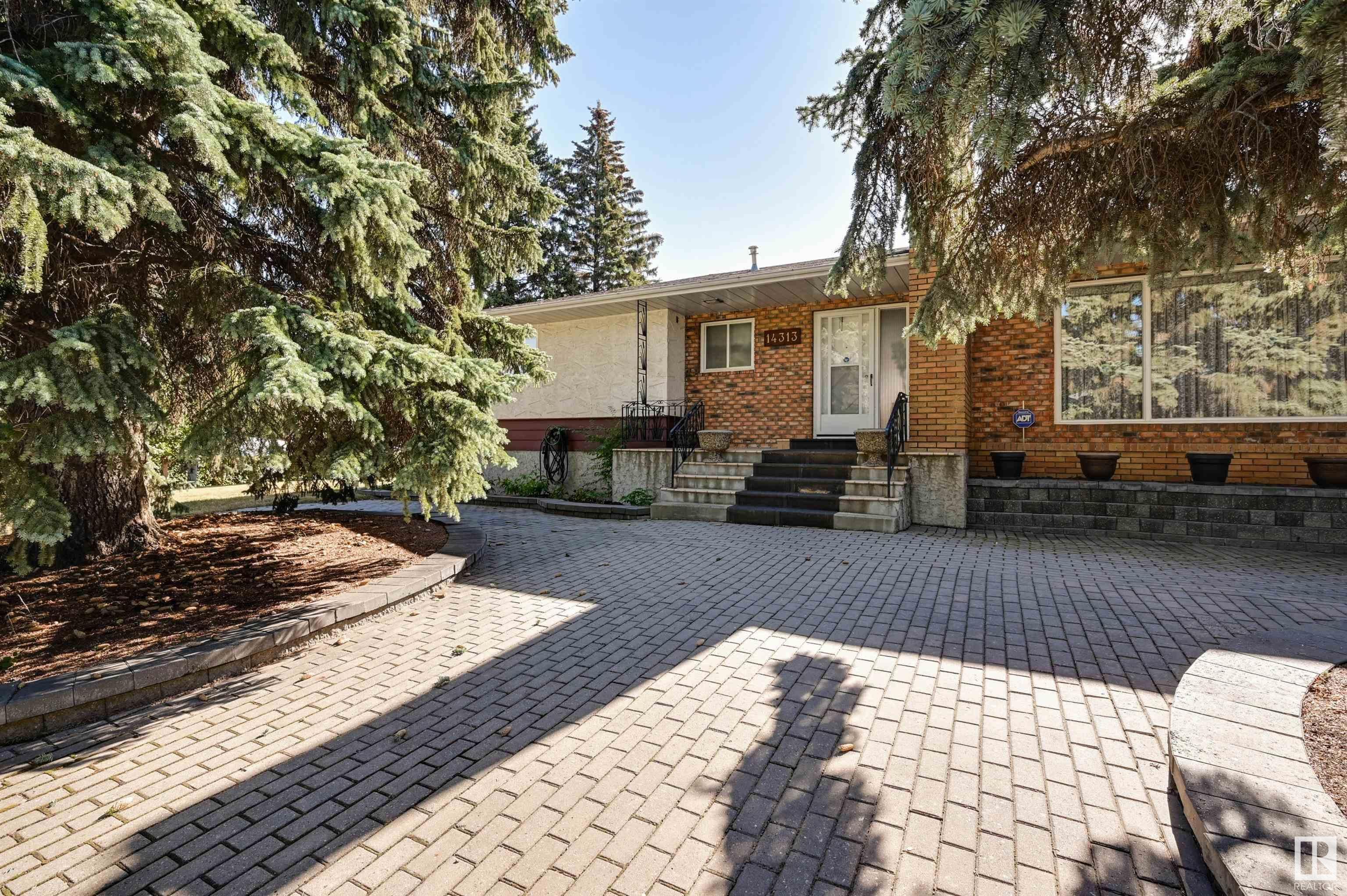 Main Photo: 14313 90A Avenue in Edmonton: Zone 10 House for sale : MLS®# E4314552