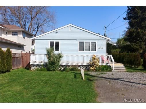 Main Photo: 658 Kent Rd in VICTORIA: SW Tillicum House for sale (Saanich West)  : MLS®# 727509