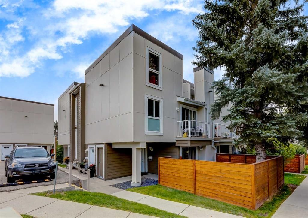 Main Photo: 811 13104 Elbow Drive SW in Calgary: Canyon Meadows Row/Townhouse for sale : MLS®# A2076553