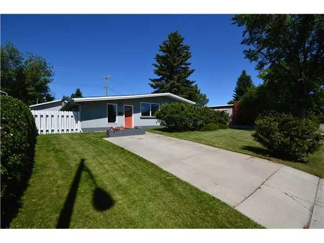 Main Photo: 5519 BUCKTHORN Road NW in Calgary: Thorncliffe House for sale : MLS®# C3625344