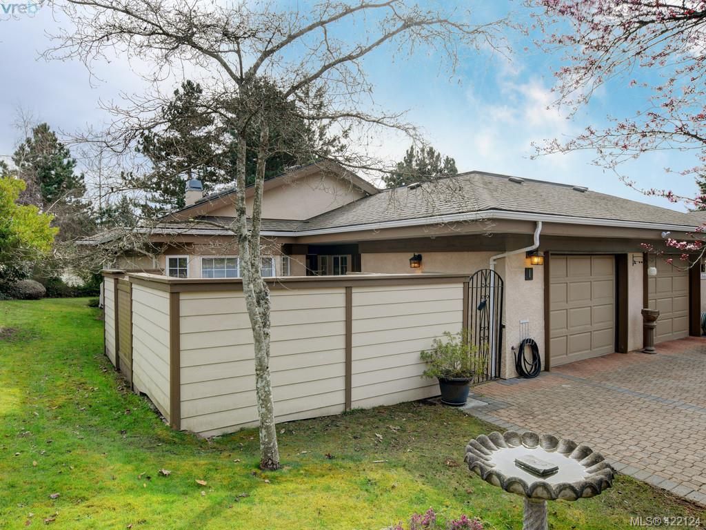 Main Photo: 1 901 Kentwood Lane in VICTORIA: SE Broadmead Row/Townhouse for sale (Saanich East)  : MLS®# 835547