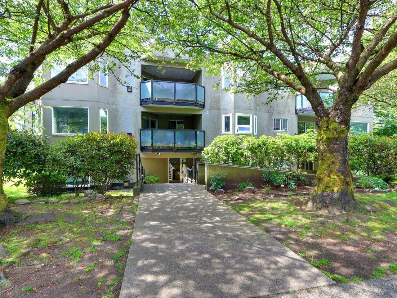301 175  West 4TH Street, North Vancouver
