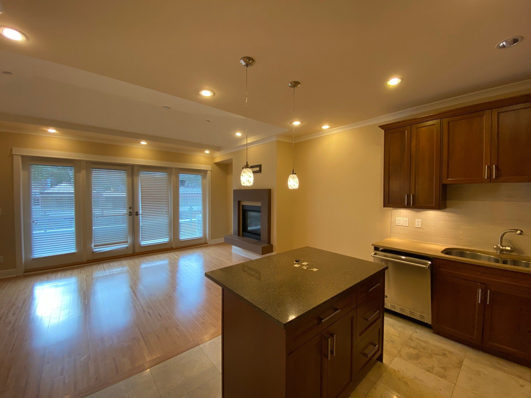 Photo 4: Photos: PH7-6688 Royal Ave in West Vancouver: Horseshoe Bay WV Condo for rent
