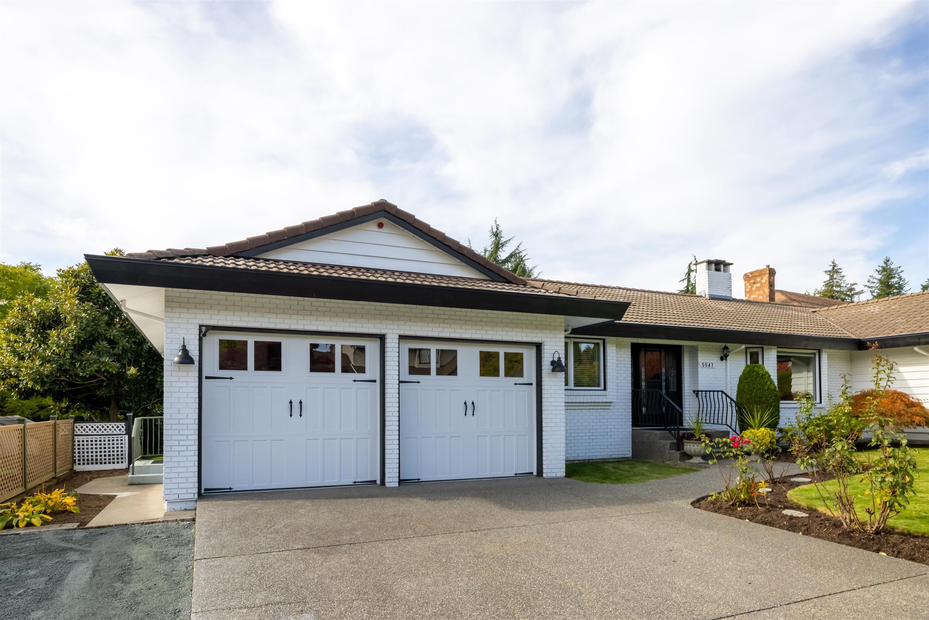 Main Photo: 5547 182 Street in Surrey: Cloverdale BC House for sale in "Shannon Hills" (Cloverdale)  : MLS®# R2626614
