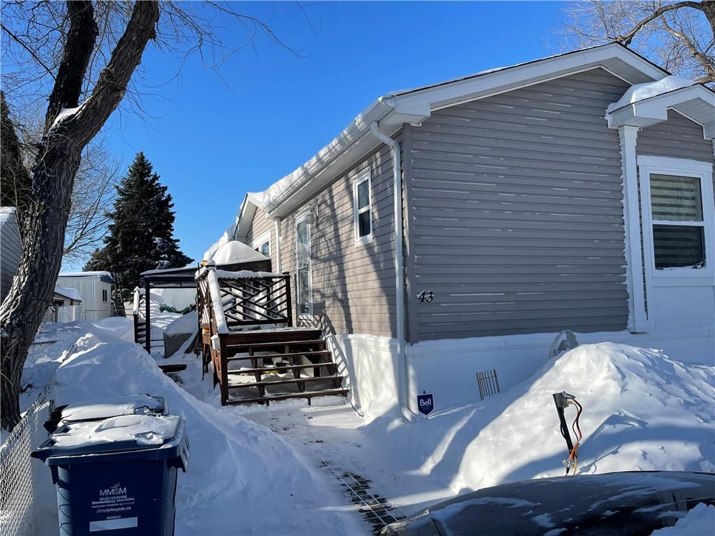 Main Photo: 43 Silverdale Crescent in Winnipeg: South Glen Residential for sale (2F)  : MLS®# 202203963