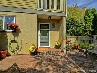 Photo 2: 1646 Myrtle Ave in VICTORIA: Vi Oaklands Row/Townhouse for sale (Victoria)  : MLS®# 741520