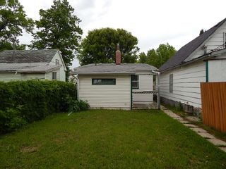 Photo 2: 514 Larsen Avenue in Winnipeg: Elmwood House for sale ()  : MLS®# 1814719