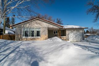Photo 1: 493 SHARRON Bay North in Winnipeg: North Kildonan Residential for sale (3F)  : MLS®# 202204153