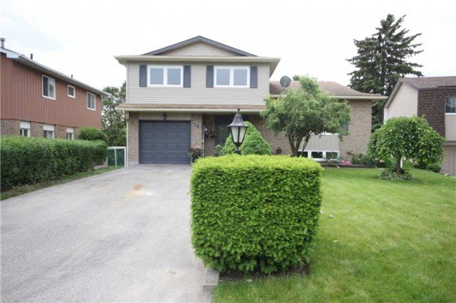 Main Photo: 18 Kneeshaw Place in Bradford: Freehold for sale : MLS®# N3839494
