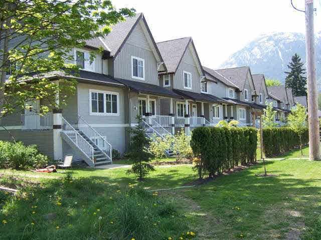 Main Photo: 18 1800 MAMQUAM Road in Squamish: Garibaldi Estates Townhouse for sale in "VIRESCENCE" : MLS®# R2348204