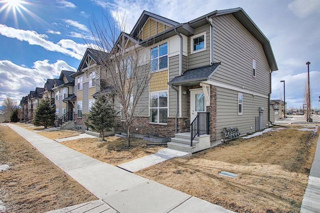 Main Photo: 731 101 Sunset Drive: Cochrane Row/Townhouse for sale : MLS®# A1077505