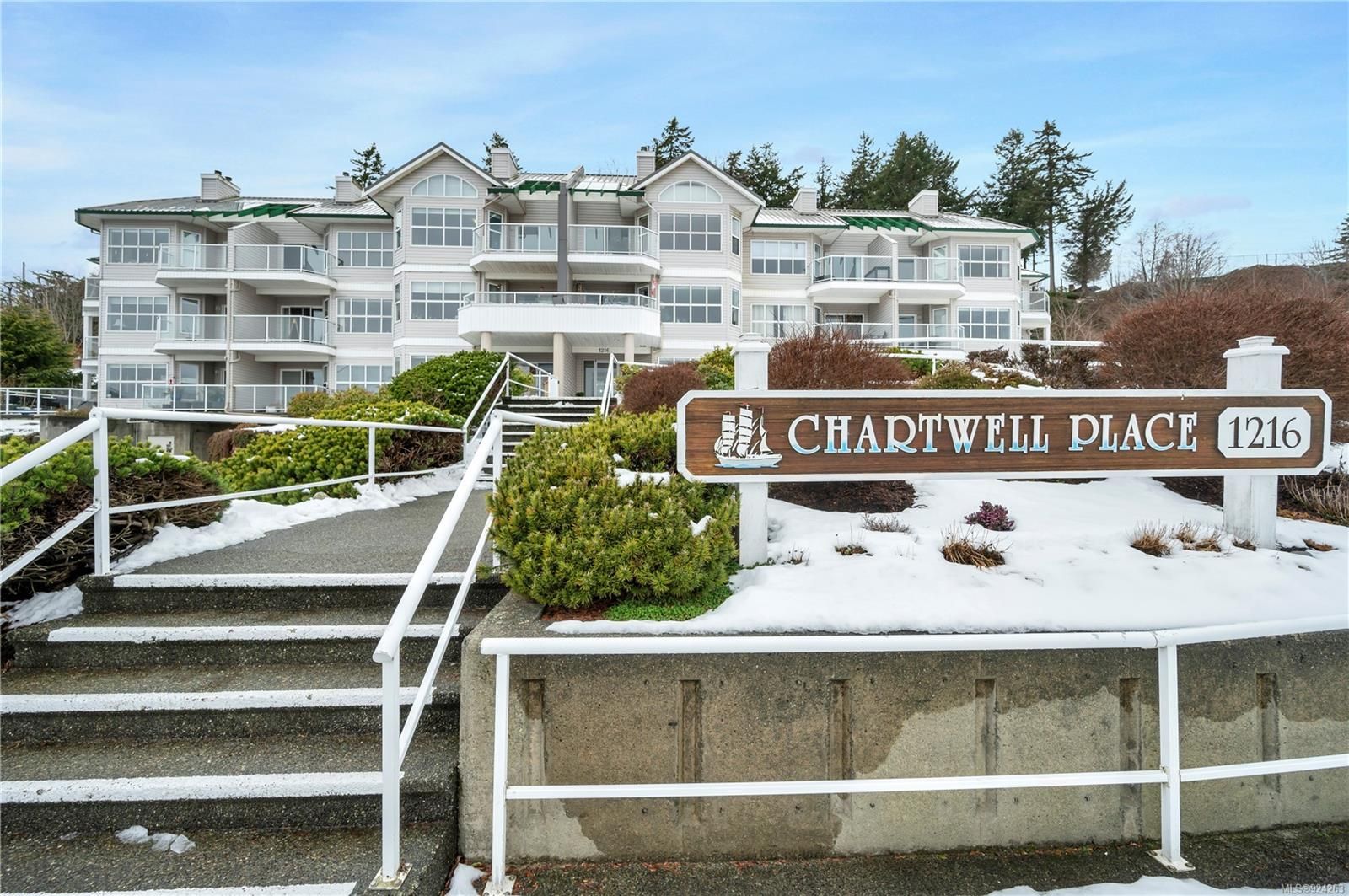 Main Photo: 106 1216 S Island Hwy in Campbell River: CR Campbell River Central Condo for sale : MLS®# 924263