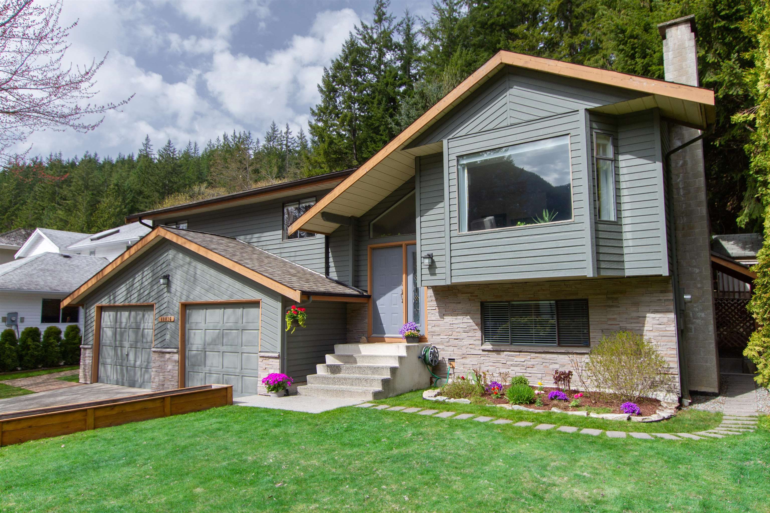 Main Photo: 40036 PLATEAU Drive in Squamish: Plateau House for sale in "Plateau" : MLS®# R2676689