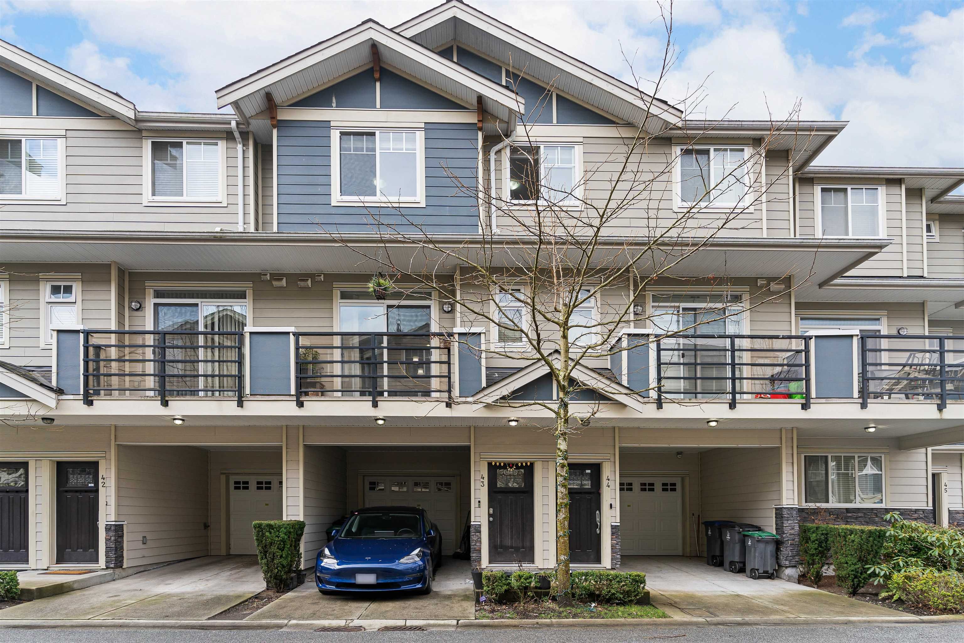 Main Photo: 43 6383 140 Street in Surrey: Sullivan Station Townhouse for sale in "Panorama Village" : MLS®# R2754548