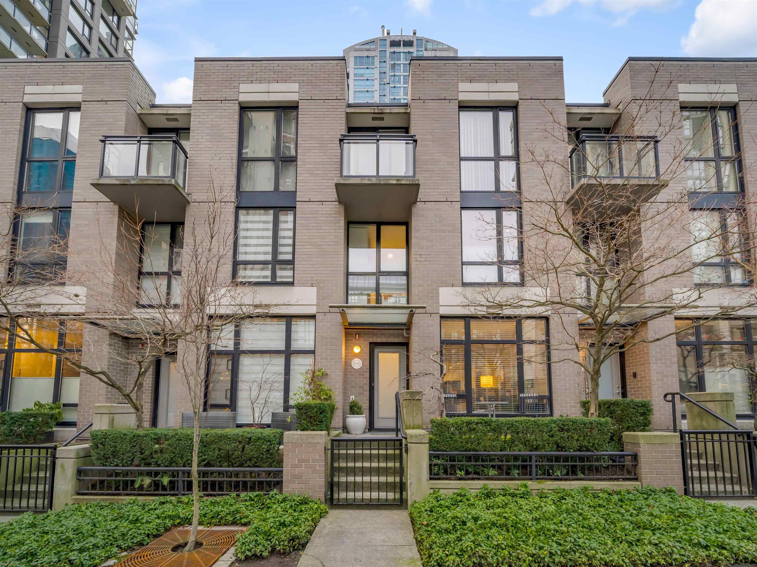 Main Photo: 1263 RICHARDS Street in Vancouver: Downtown VW Townhouse for sale in "The Oscar" (Vancouver West)  : MLS®# R2646952