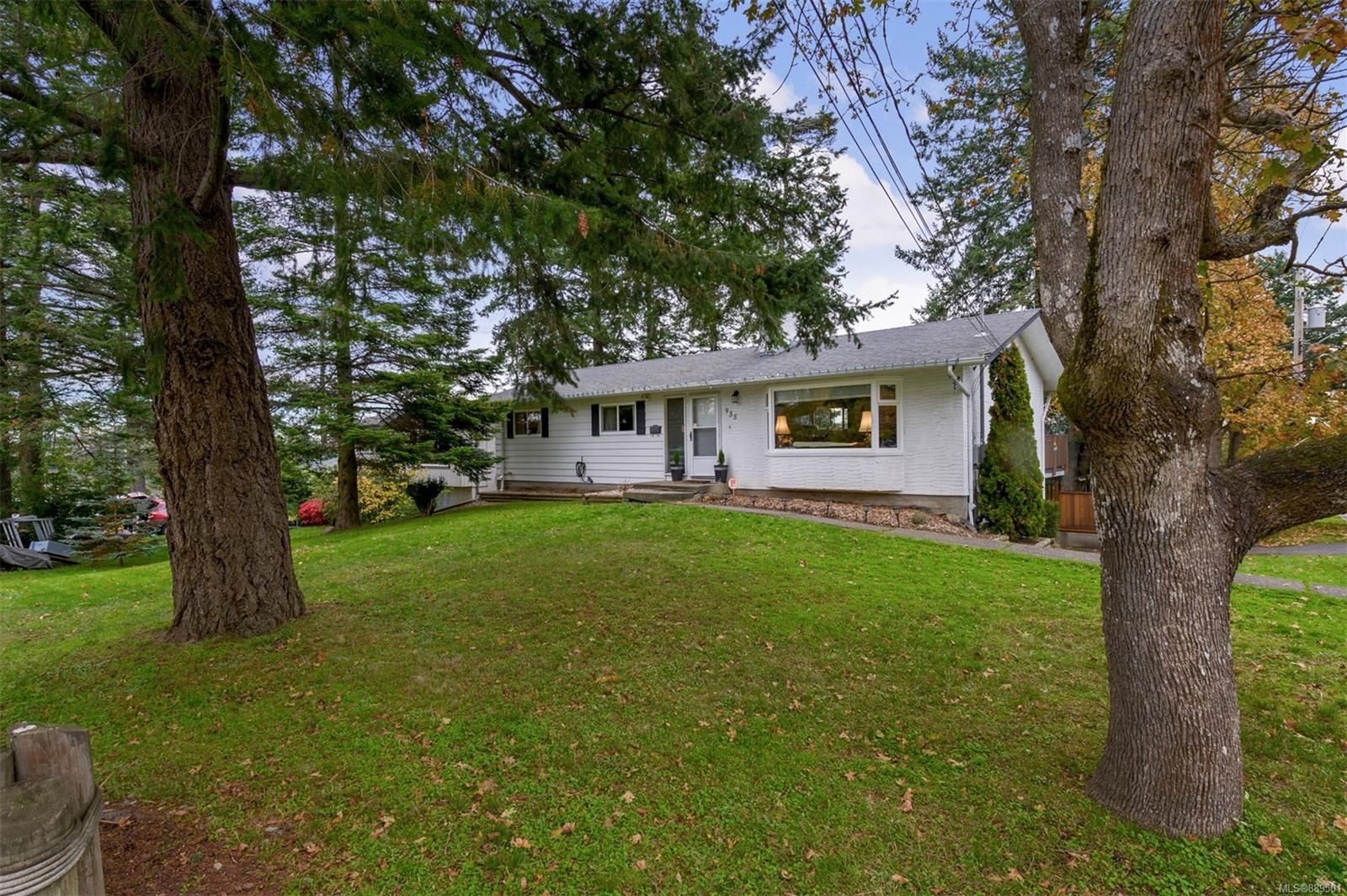 Main Photo: 935 Garthland Rd in Esquimalt: Es Kinsmen Park House for sale : MLS®# 889501