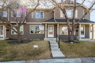 Photo 1: 321 Queenston Heights SE in Calgary: Queensland Row/Townhouse for sale : MLS®# A1201430