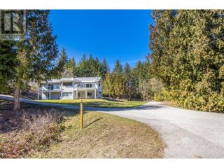 Photo 1: 6221 37 Street NE in Salmon Arm: House for sale : MLS®# 10308584