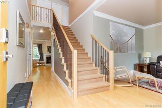 Photo 3: 3613 Pondside Terr in VICTORIA: Co Latoria House for sale (Colwood)  : MLS®# 811459
