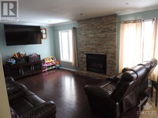 Photo 2: 123 CRESTHAVEN DRIVE in Ottawa: House for sale : MLS®# 1331057
