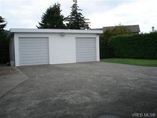 Photo 2: 2230 Edgelow St in VICTORIA: SE Arbutus House for sale (Saanich East)  : MLS®# 683251