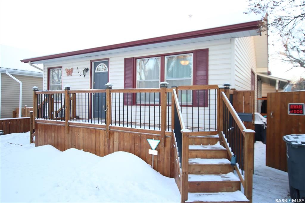 Main Photo: 219 J Avenue North in Saskatoon: Westmount Residential for sale : MLS®# SK883850