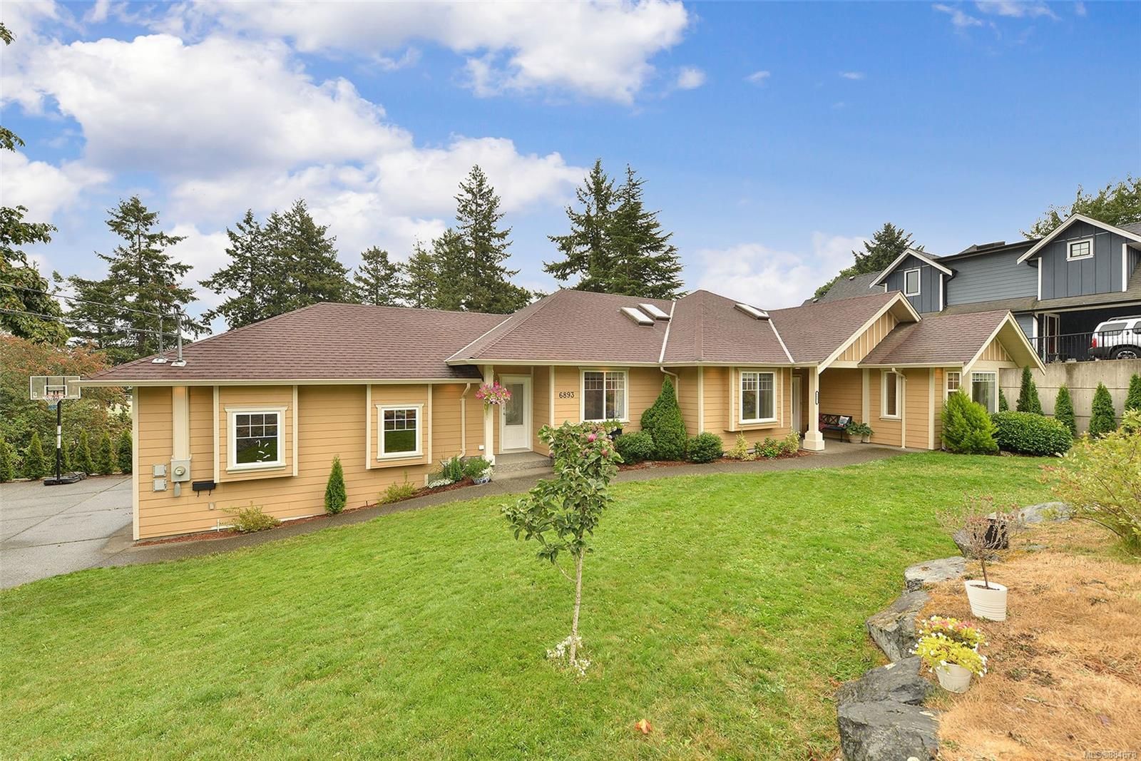 Main Photo: 6893 SAANICH CROSS Rd in Central Saanich: CS Tanner House for sale : MLS®# 884678