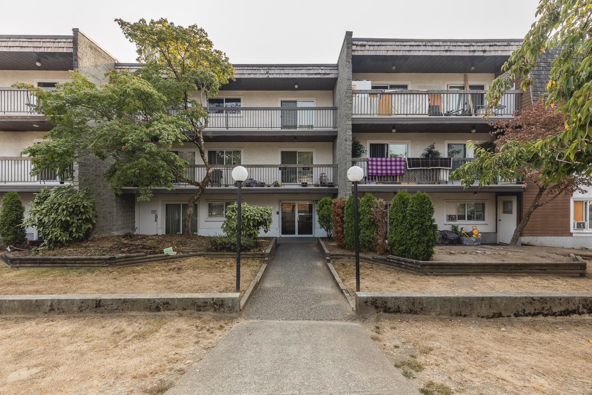 Main Photo: 304 33850 FERN Street in Abbotsford: Central Abbotsford Condo for sale in "Fernwood Manor" : MLS®# R2733422