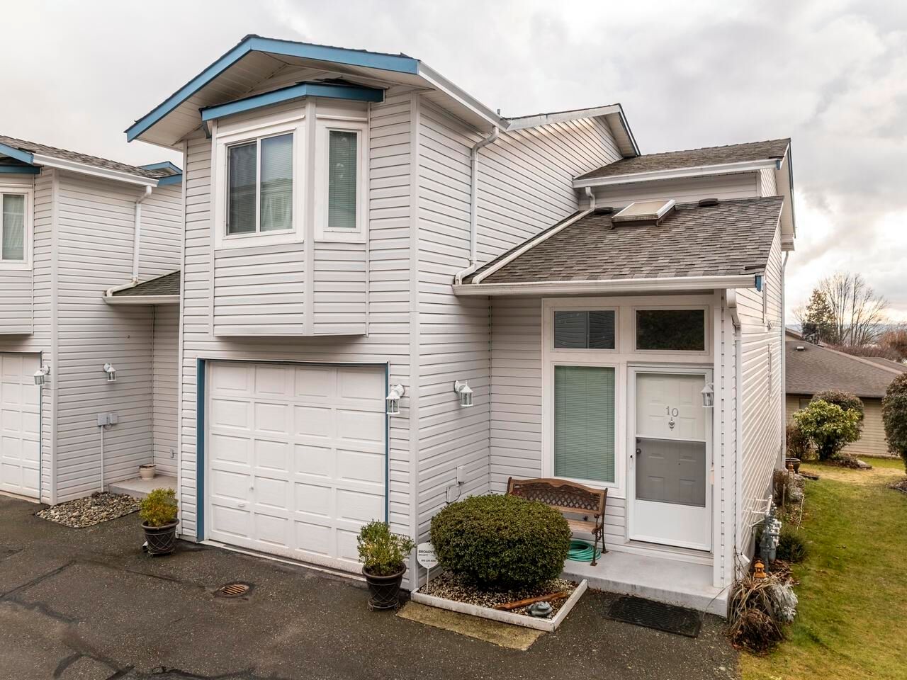Main Photo: 10 32752 4TH Avenue in Mission: Mission BC Townhouse for sale in "Woodrose Estates" : MLS®# R2747506