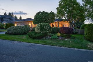 Photo 1: 2458 Twin View Dr in Central Saanich: CS Tanner House for sale : MLS®# 933865