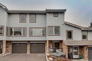 Photo 1: 32 COACHWAY Garden SW in Calgary: Coach Hill Row/Townhouse for sale : MLS®# C4293190
