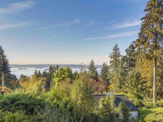 Photo 1: 2720 ROSEBERY Avenue in West Vancouver: Queens House for sale : MLS®# R2419179