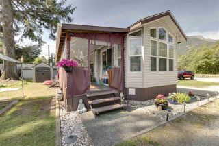 Photo 3: 27 40022 GOVERNMENT Road in Squamish: Garibaldi Estates Manufactured Home for sale in "Angelo's Trailer Park" : MLS®# R2379111