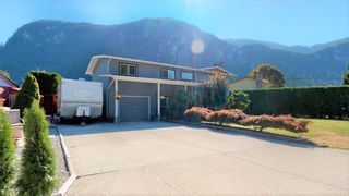 Photo 2: 38244 JUNIPER Crescent in Squamish: Valleycliffe House for sale : MLS®# R2616219