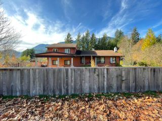 Photo 1: 42035 GOVERNMENT RD in Squamish: Brackendale House for sale