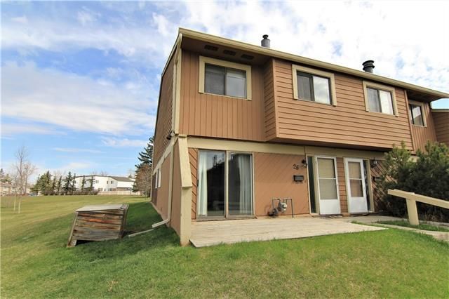Main Photo: 26 4940 39 Avenue SW in Calgary: Glenbrook Row/Townhouse for sale : MLS®# C4302811