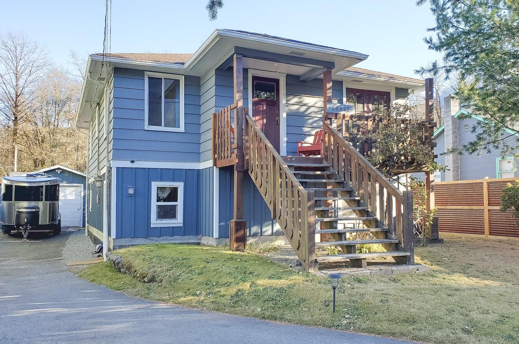 Main Photo: 38842 BRITANNIA Avenue in Squamish: Dentville House for sale : MLS®# R2813179
