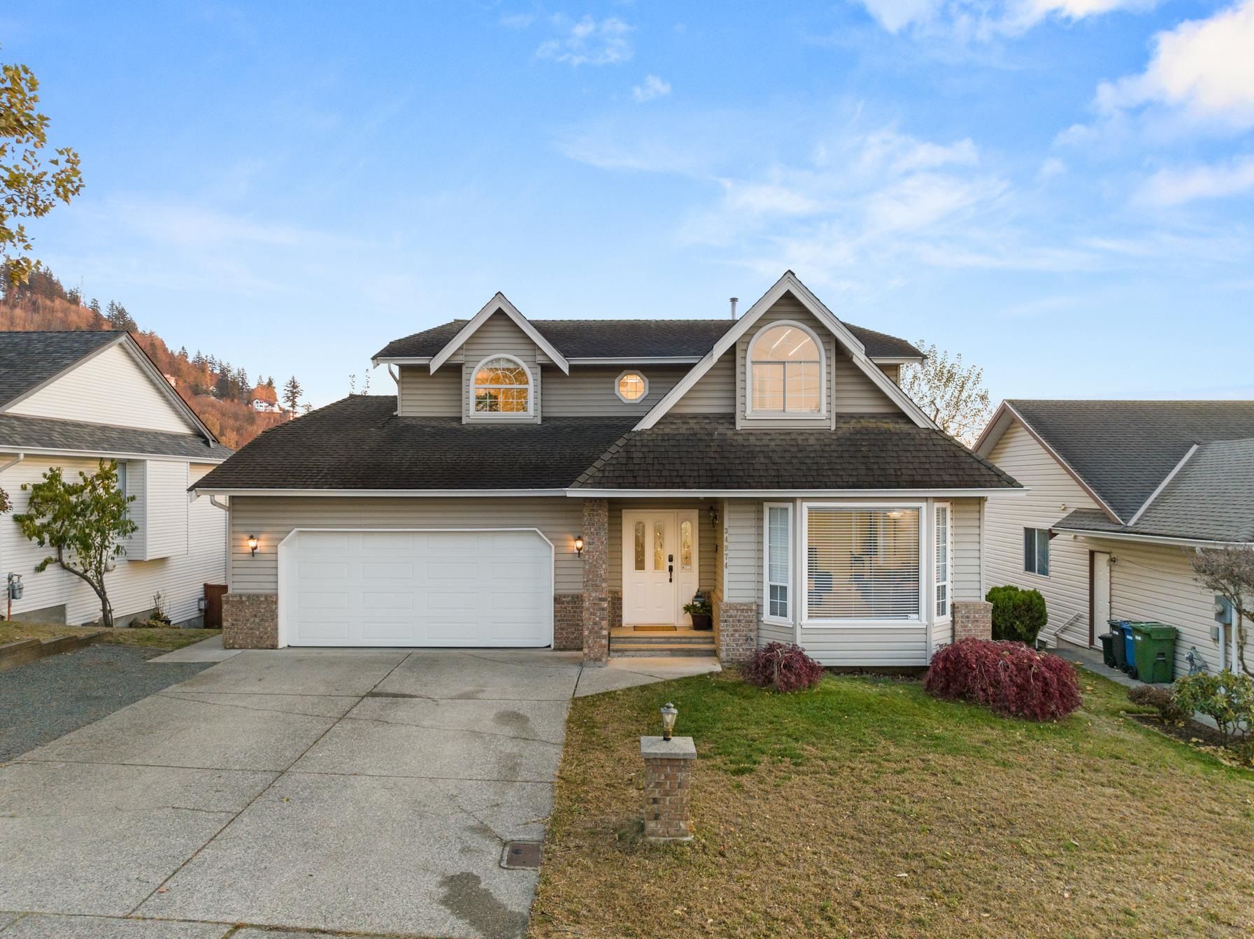 Main Photo: 34974 CASSIAR Avenue in Abbotsford: Abbotsford East House for sale : MLS®# R2738851