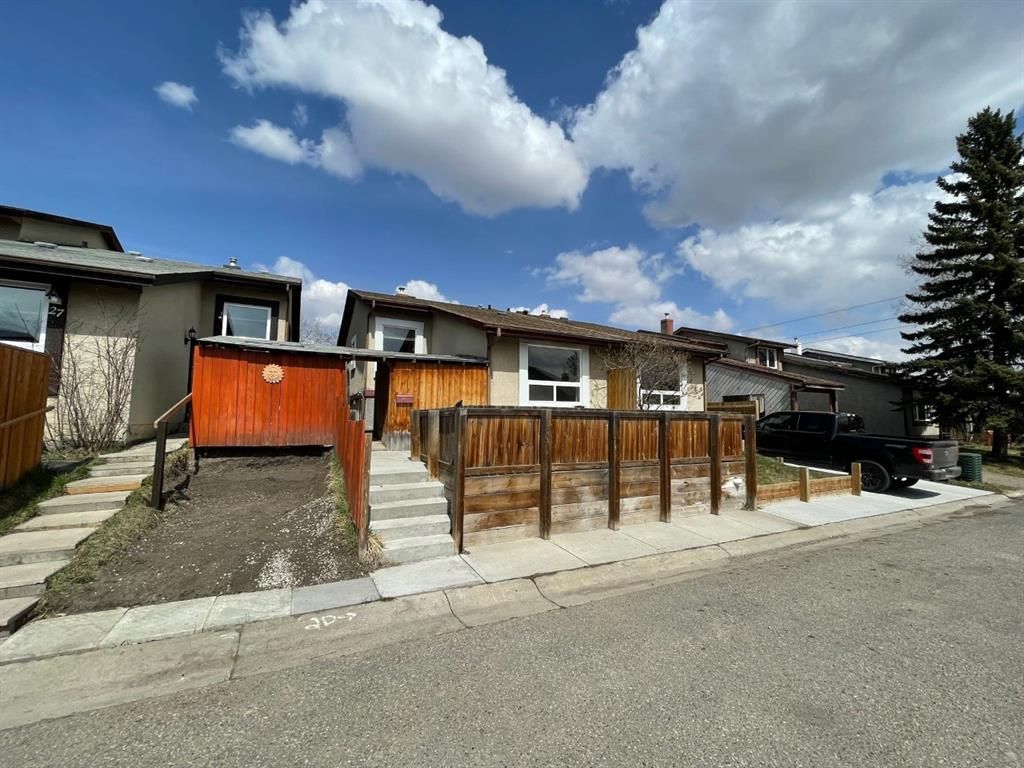 Main Photo: 31 Pinecliff Close NE in Calgary: Pineridge Semi Detached (Half Duplex) for sale : MLS®# A2020331