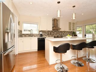 Photo 3: 5 901 Kentwood Lane in VICTORIA: SE Broadmead Row/Townhouse for sale (Saanich East)  : MLS®# 825659
