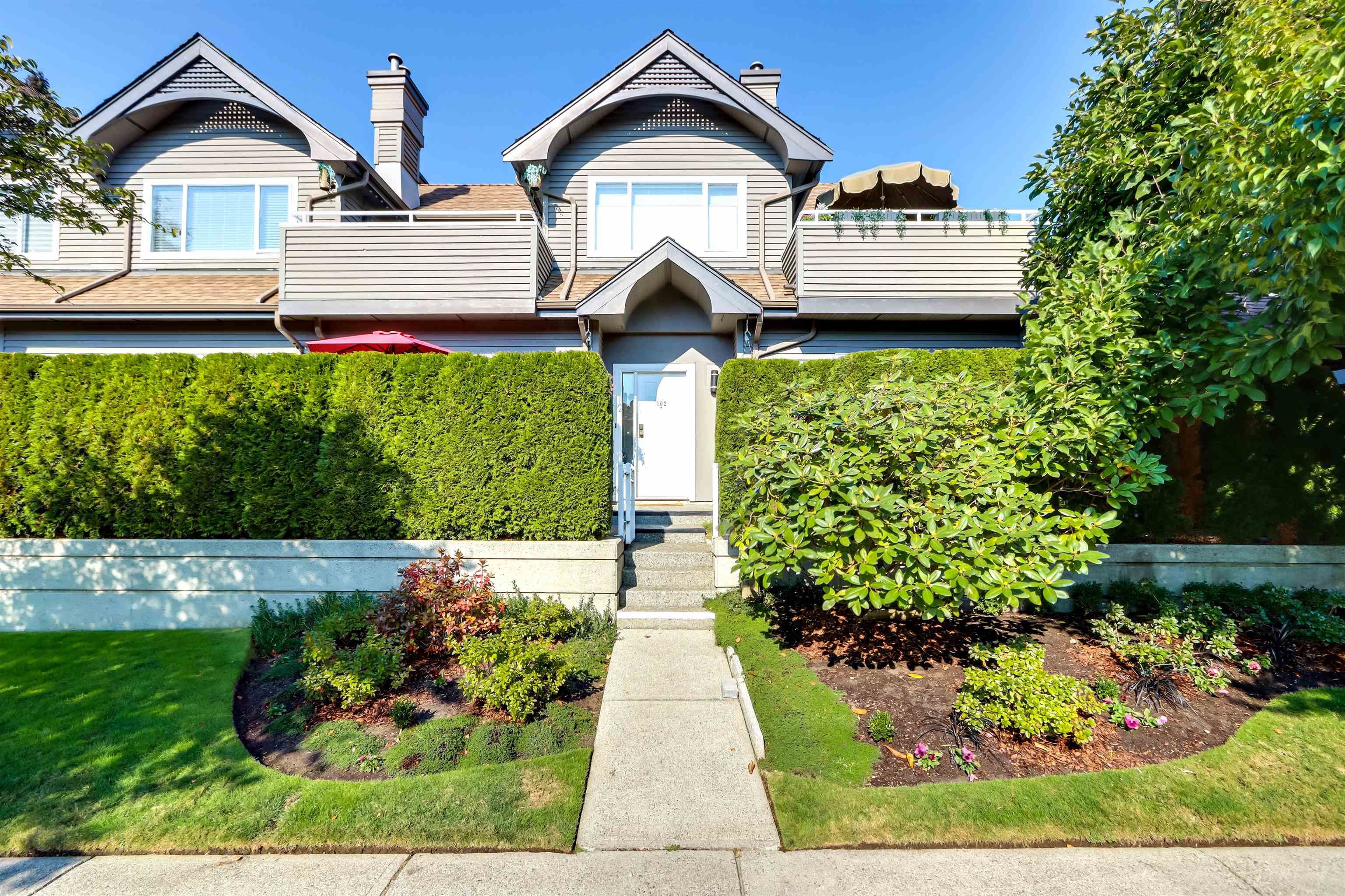 Main Photo: 102 250 E 11TH Street in North Vancouver: Central Lonsdale Townhouse for sale in "Easthill II" : MLS®# R2750834