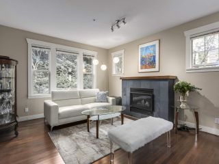 Photo 1: 229 E QUEENS Road in North Vancouver: Upper Lonsdale Townhouse for sale in "QUEENS COURT" : MLS®# R2362718