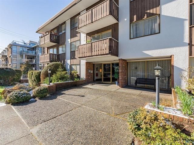 Main Photo: 106 1345 CHESTERFIELD Avenue in North Vancouver: Central Lonsdale Condo for sale in "CENTRAL LONSDALE" : MLS®# R2739701