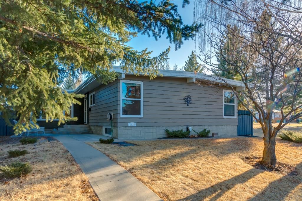 Main Photo: 1039 Cannock Place SW in Calgary: Canyon Meadows Detached for sale : MLS®# A1203773